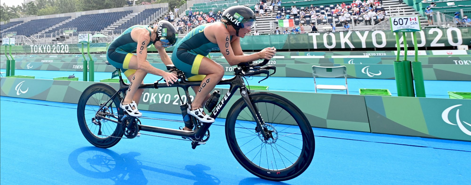 2 female Para-triathlon athletes riding a tandem bike